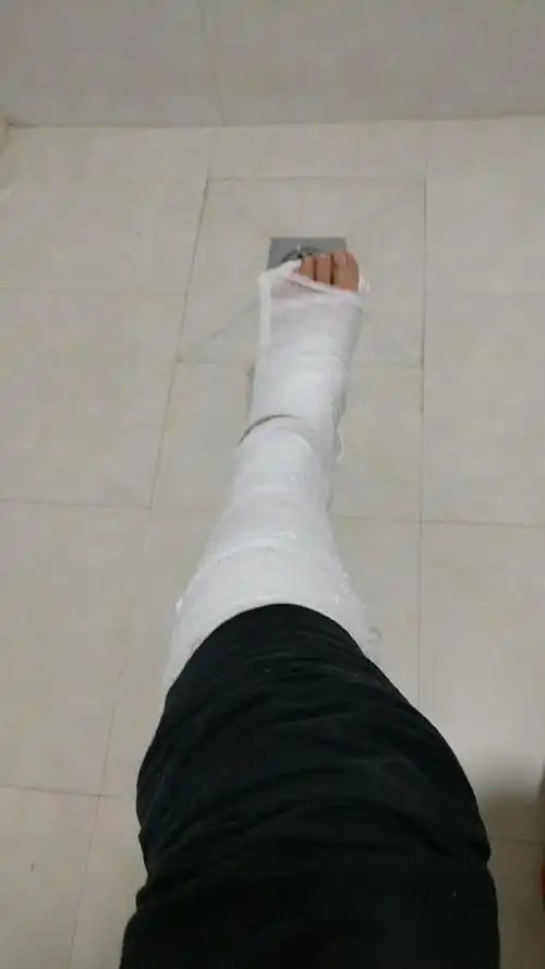 然后还没来得及打开下班路上在地铁楼梯被人撞下去扭了脚