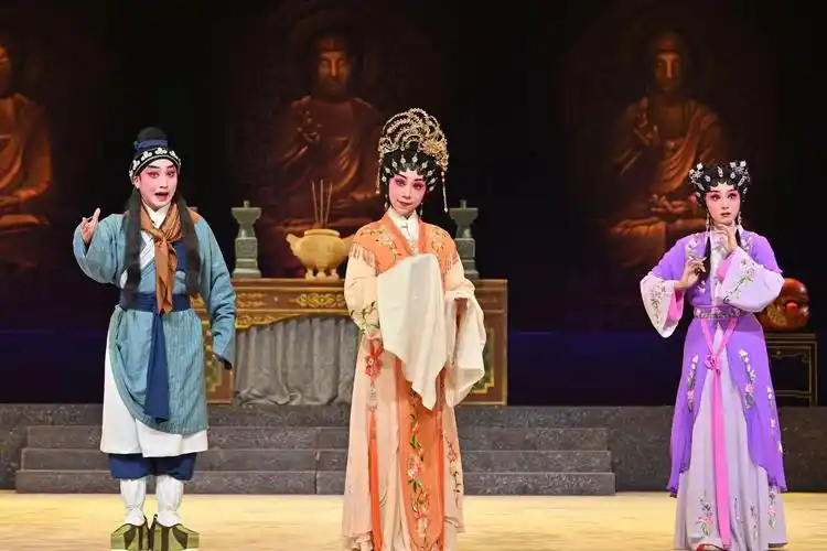 《伦文叙传奇》的主人公伦文叙是岭南地区家喻户晓的传奇人物之一,他