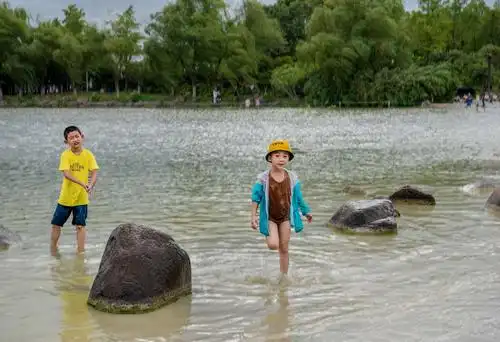 小男孩正在戏水