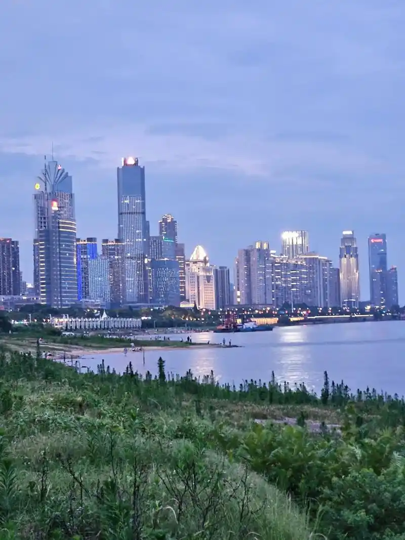 傍晚时分的南昌一江两岸景色,真的太治愈了.#南昌 #旅行推荐