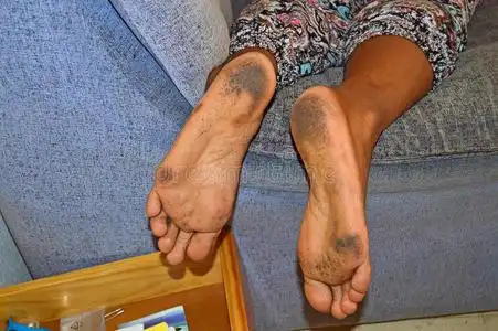 女性的脏脚鞋底图片