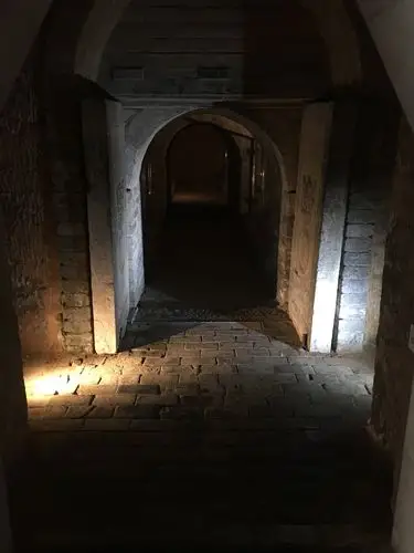 然而这个以真实地宫为基础的博物馆让大家对古墓的好奇心得到了满足