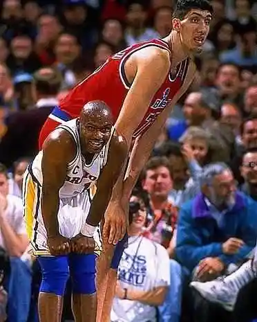 8张nba身高差对比图:奥尼尔体型巨大,巴克利仰视对手!