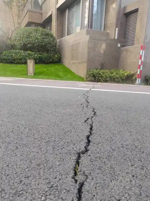 "听语"热线 | 中建国熙台二期刚住两年地面就现裂缝