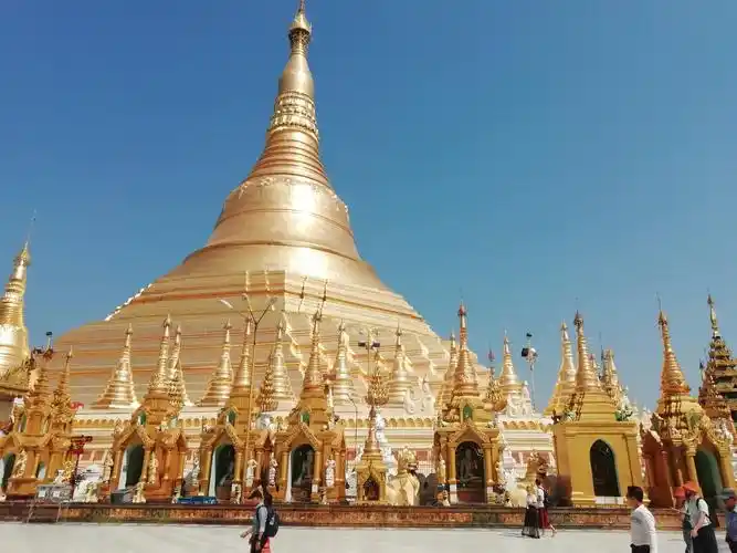 缅甸有80%以上的民众是佛教徒,因此在缅甸旅游,可见金碧辉煌的大金塔