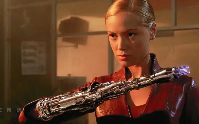 感受一下tx女版终结者的压迫感,和州长单挑不落下风