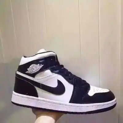 aj黑白经典款 耐看百搭 每个人都应该有一双aj 这款一定必不可少 专柜