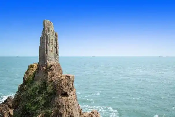 成山头旅游风景区位于威海荣成龙须岛镇,因为这个地方是成山山脉的最