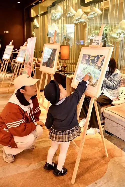 "涂绘逸生"儿童艺术画展在广州希尔顿逸林酒店开幕