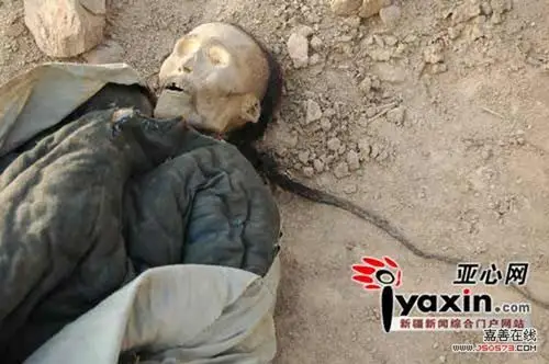 周口清朝干尸穿官服梳长辫 初步判定官位不高(组图)