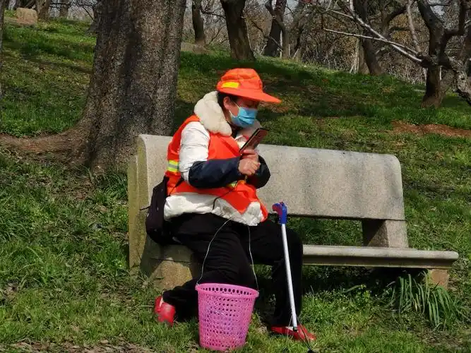 园内辛勤的清洁工,累了休息会