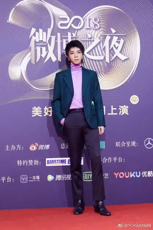 星尚人超话@华晨宇yu身着@prada普拉达2019春夏系列绿色西装配粉色