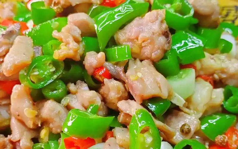 重庆江湖菜尖椒兔的家常做法麻辣鲜香肉质鲜嫩下酒巴适的很太过瘾了比