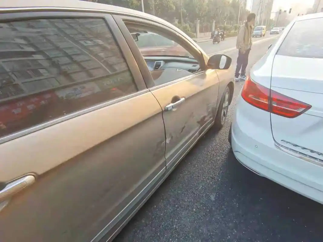 两车轻微刮擦后,车主弃车竟为送孩子上学?吉首交警开出罚单