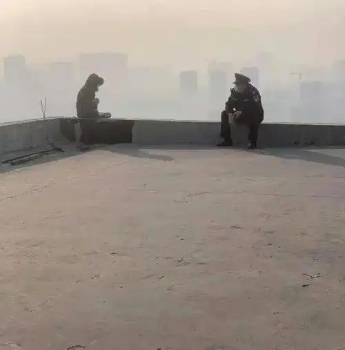 济宁女子因感情受挫,坐在28楼楼顶,情绪比较激动!