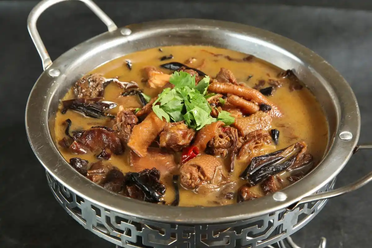 【春日美食no.4 - 蘑菇炖鸡🍲】春天的蘑菇口感鲜美,炖鸡时能带出鸡