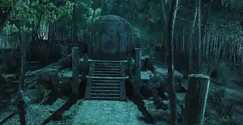 有一段时间,人们传说坟地经常闹鬼,鬼火一簇一簇的非常吓人.