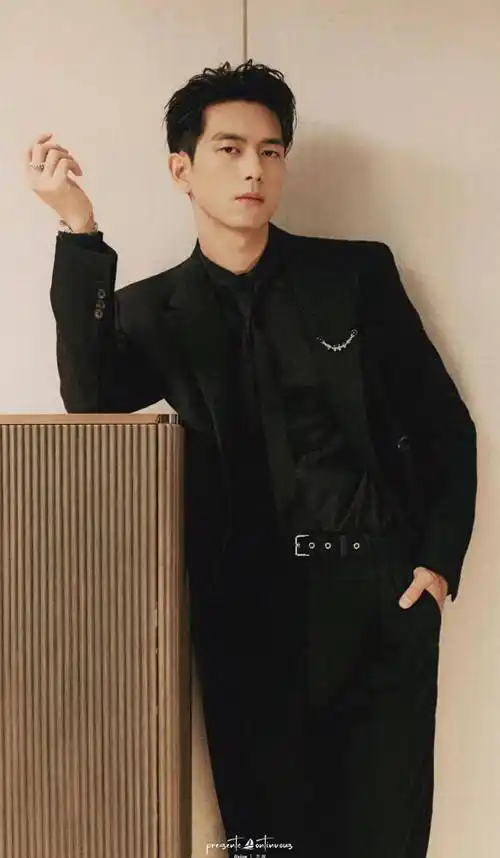 大背头全黑西装造型引爆时尚热潮,展现魅力男孩的无限风采_人们_发型