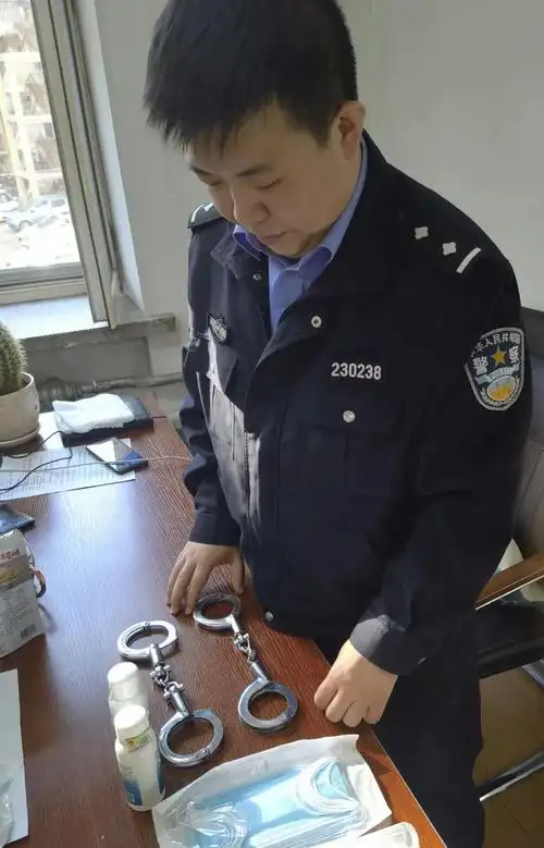 庭计划,按照当天的被告人数,犯罪性质,危险系数等综合衡量,准备好手铐