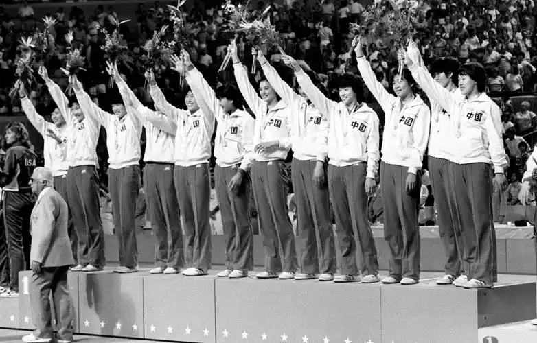 这是1982年9月25日,中国女排队员在第九届世界女排锦标赛颁奖仪式上向