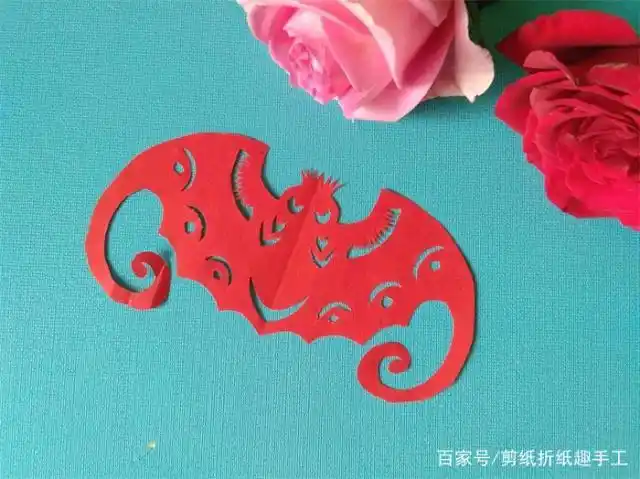 剪纸图解教程:"蝠"到即"福"到,想求"福",来剪个蝙蝠吧