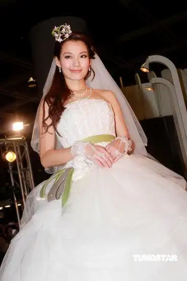 组图:吕慧仪春日婚纱秀 否认曾与丛培昆谈恋爱