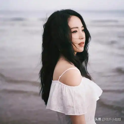 董璇,精致典雅的知性美女,清新脱俗的外形,成熟韵味十足-热门资讯