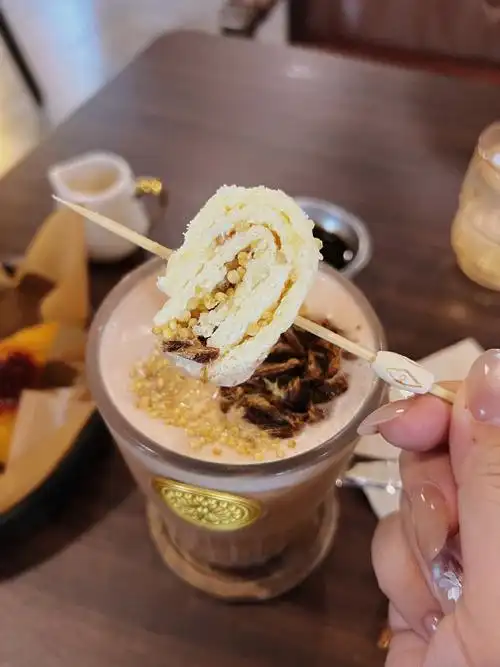 这家是蒙古咖啡,老板娘是内蒙古人,她介绍说这个奶皮子,炒米,牛肉干都