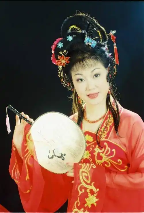 艺委会主任,也曾任广东省粤剧团武打演员