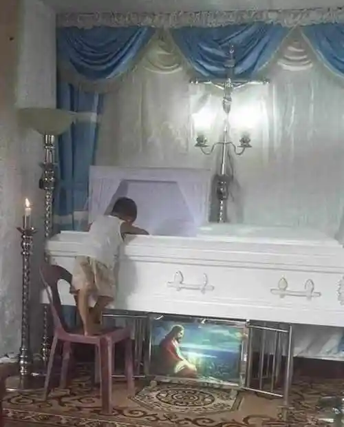 妈妈去世后,两岁小男孩就趴在棺材上说了一句话!所有人落泪