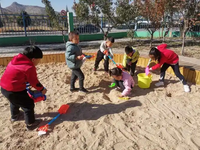 快来瞧一瞧中一班孩子们玩沙吧!