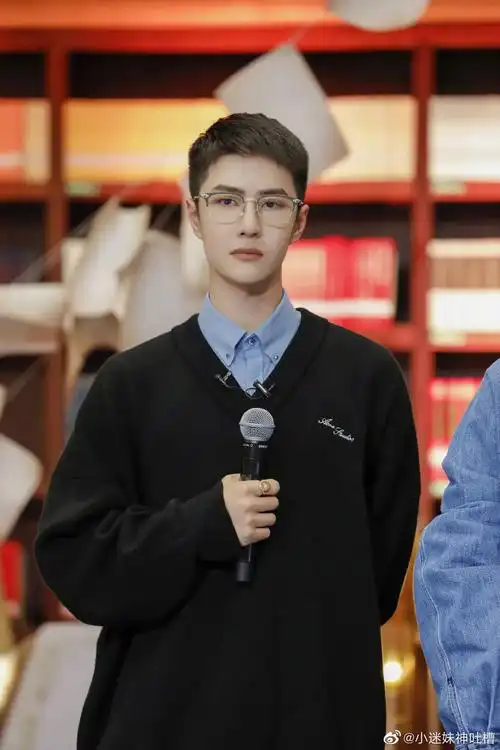 王一博《天天向上》新造型预告 戴眼镜的王一博真的好帅好帅