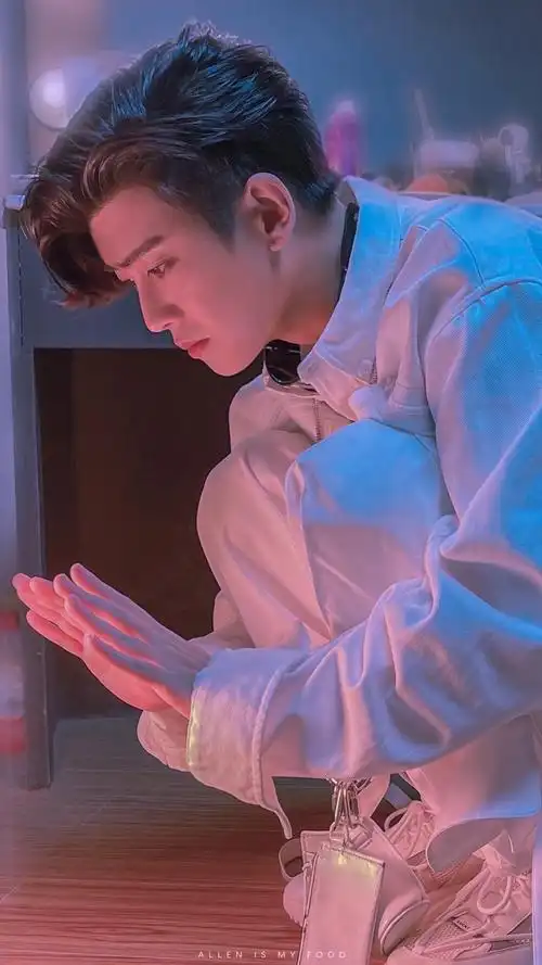 忍不住,为任嘉伦的手开贴,服服贴贴