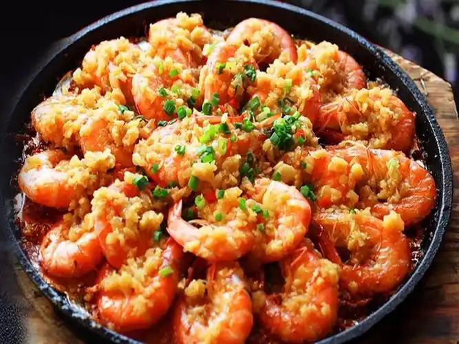 满满一大盘虾,蒜香扑鼻,虾肉饱满,香酥味鲜,可口不腻,撒上葱花,就像穿