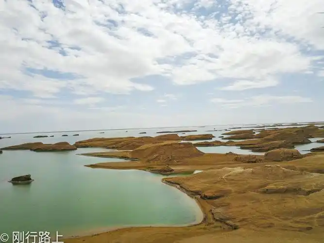 航拍青海无人区水上雅丹这世界唯独你最有内涵