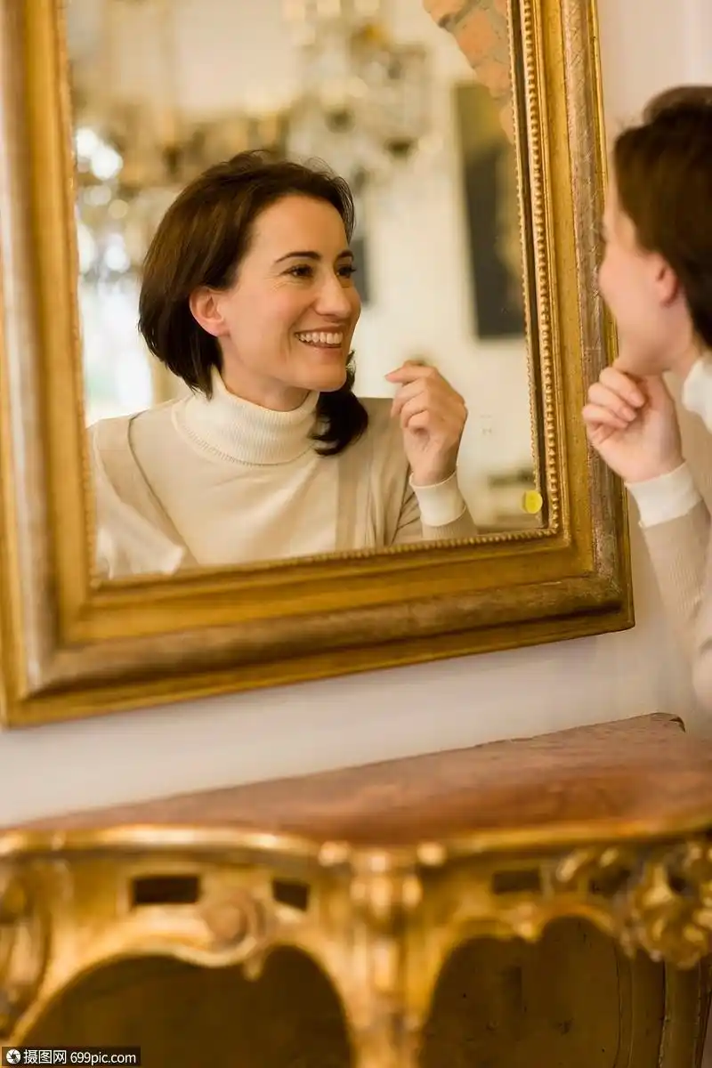 照镜子的女人白种人女性化