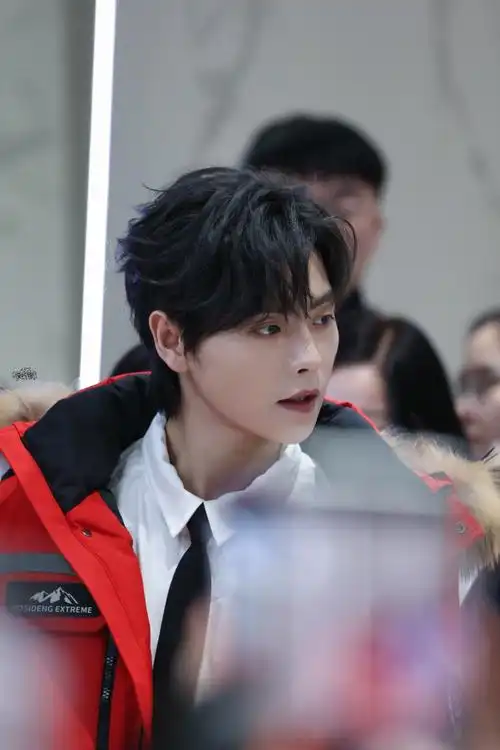 新年了,来一组红红火火的肖宇梁