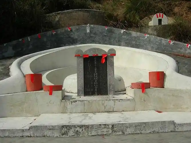 图四,主坟正面照.0六年八月重修.