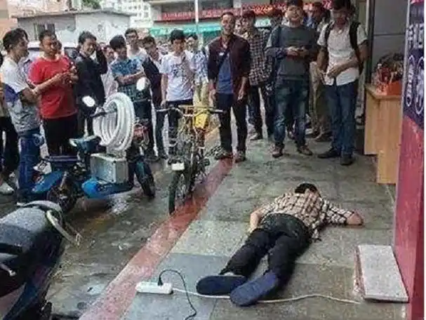 干1天歇3天的"三和大神",每天混日结,抽散烟,他们为何