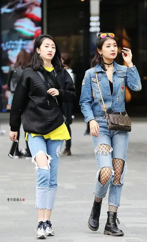 街拍:用黑色网袜搭配牛仔的美女|牛仔裤|上衣|大衣|高腰_网易订阅