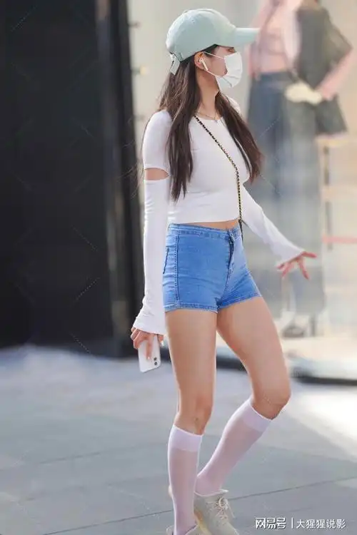 街拍:迷人小姐姐清凉穿法,牛仔短裤 白色紧身t恤,显长腿又气质|牛仔裤