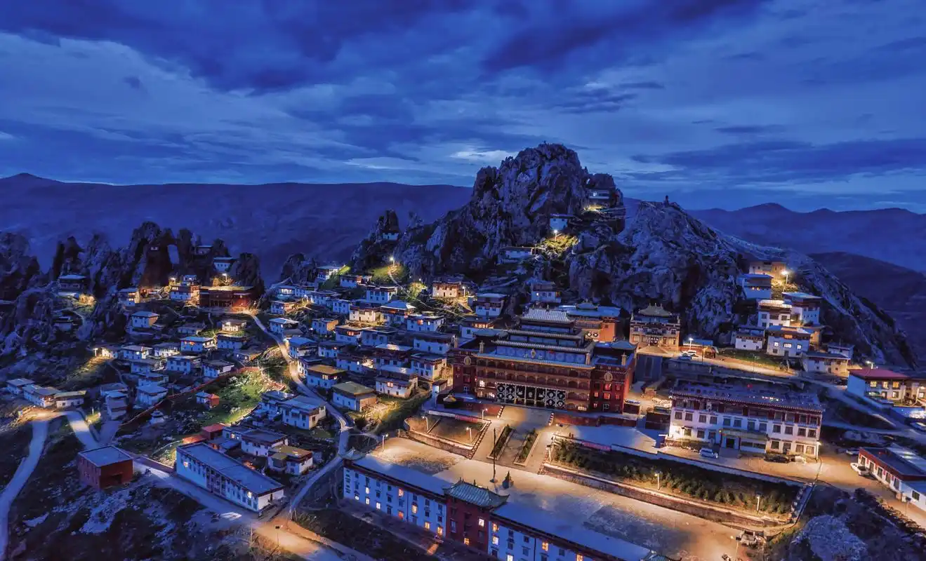 夜暮初降的孜珠寺