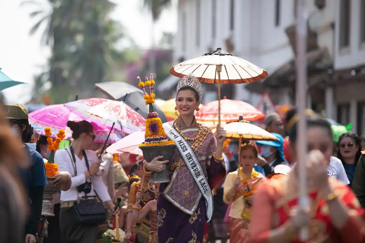 老挝古城琅勃拉邦庆祝泼水节