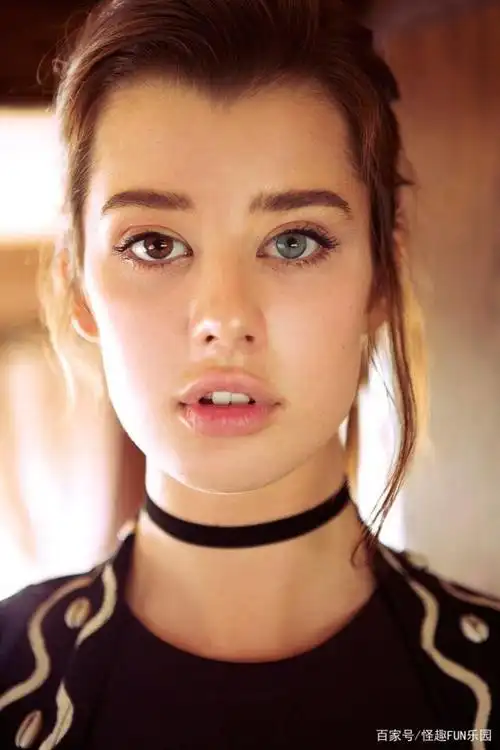 眼睛颜色大多是因为种族基因或者病症才出现的,可以说是上天赋予人类