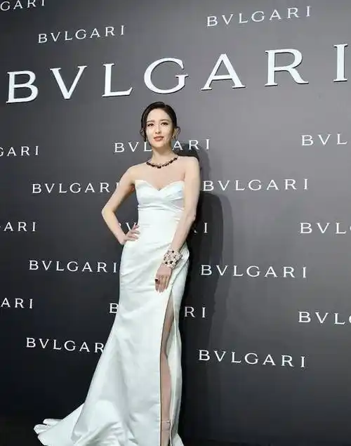 黑白色有多经典看佟丽娅的穿搭就知道了媚气蕾丝裙她穿却不俗