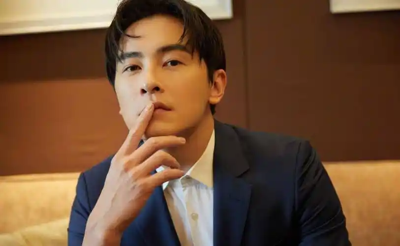 《蔷薇之恋》,郑元畅饰演的是男二号,但长相出众的郑元畅很快地就被