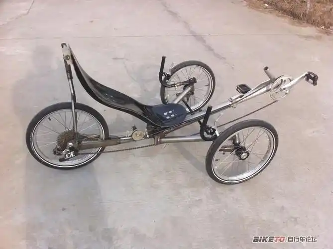 玩车男孩的折叠三躺