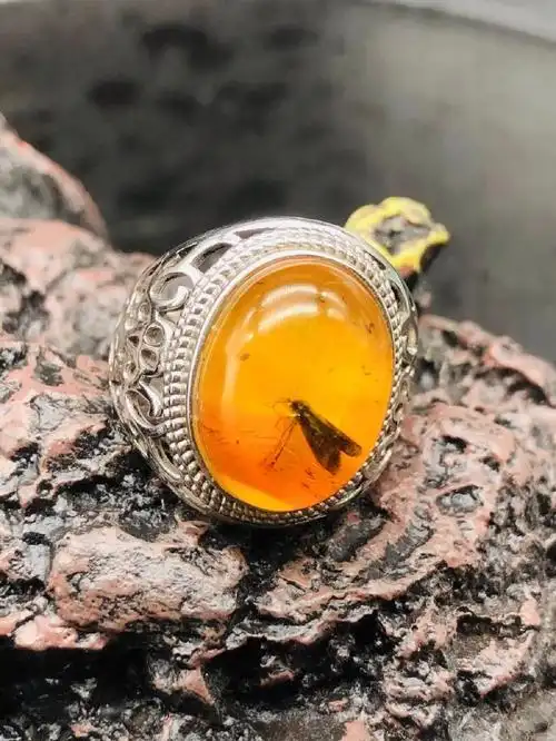虫珀戒指