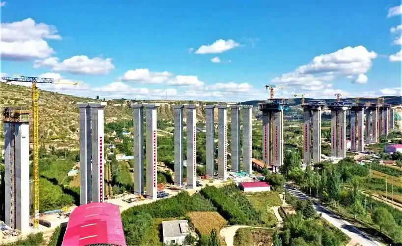 国庆期间,银昆高速公路彭阳过境段建设正酣