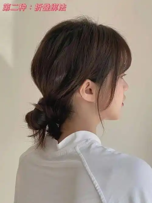 如果我们把马尾扎高一点儿,呈现"喷泉"瞬即视感,瞬间显脸小不说,发量